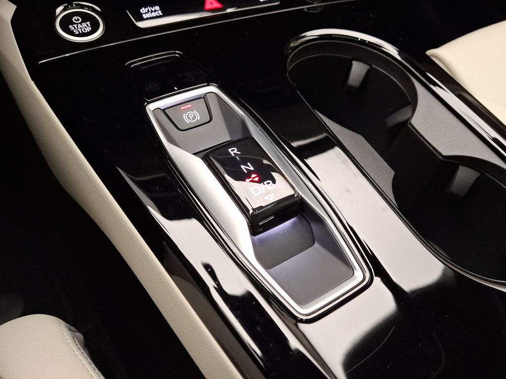 2025 Audi e-tron Premium 10