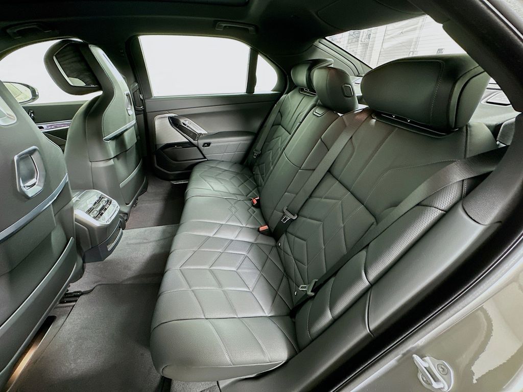 2025 BMW i7 eDrive50 17