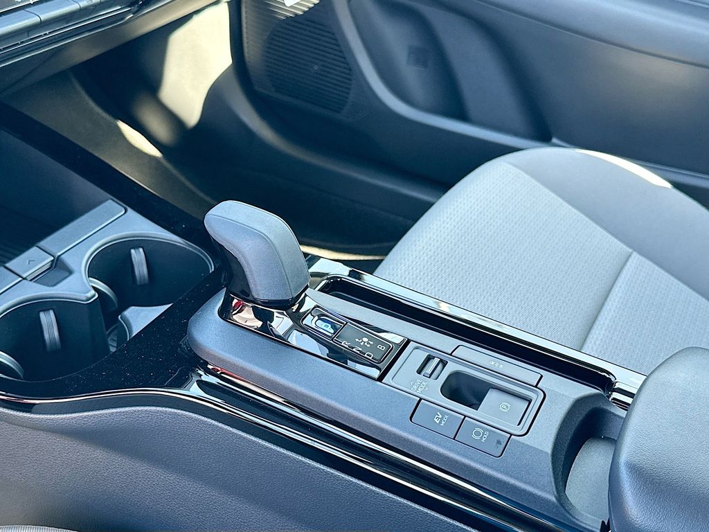 2025 Toyota Prius LE 14