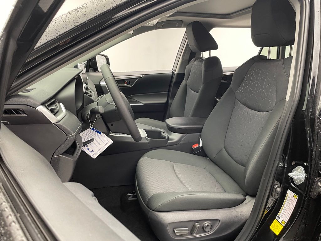 2025 Toyota RAV4 XLE 13