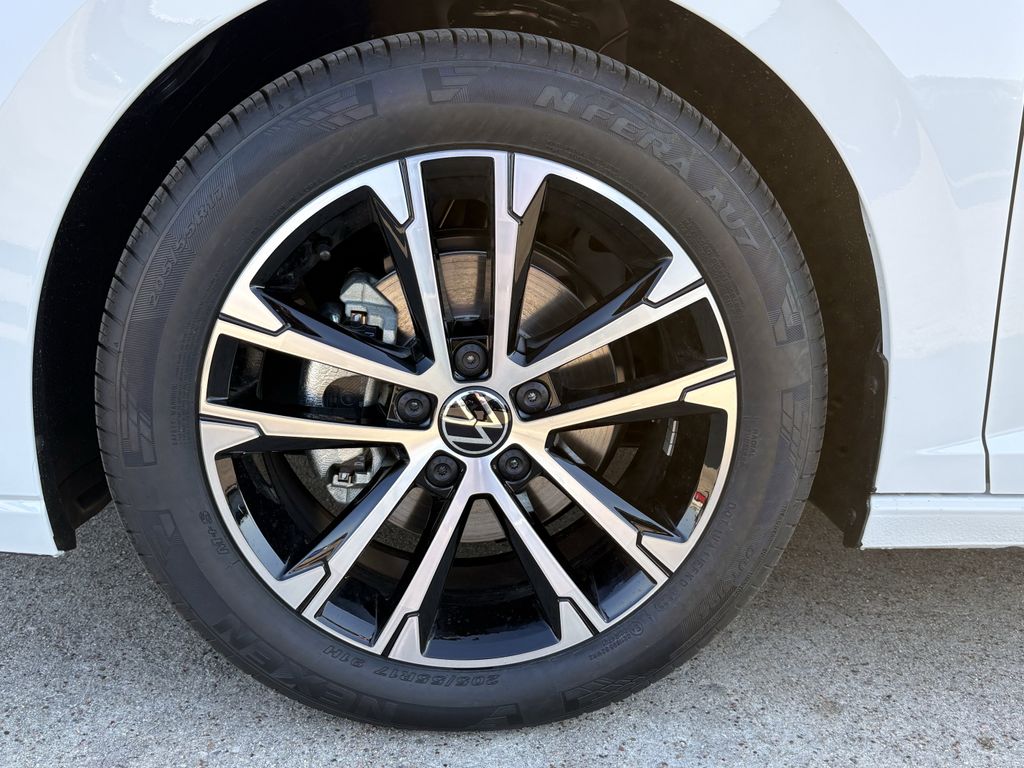 New 2026 Pure White Volkswagen 1.5T Sport image 9