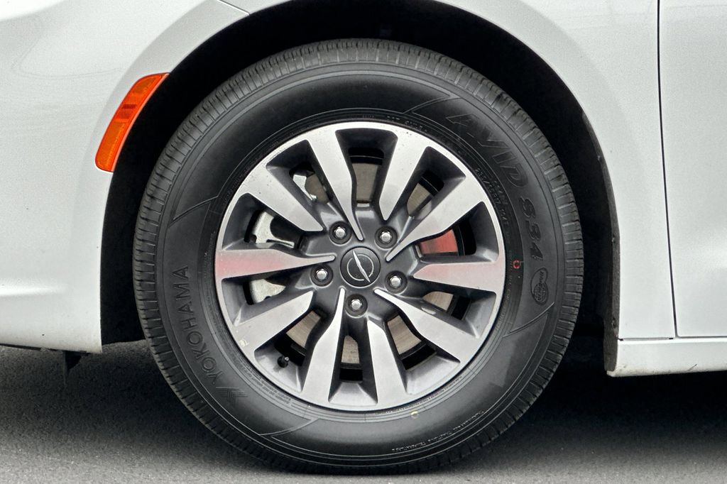 2023 Chrysler Pacifica Hybrid Touring L photo