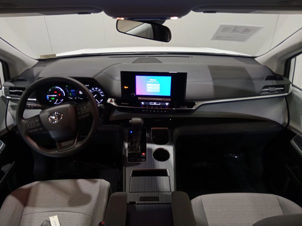 2025 Toyota Sienna LE