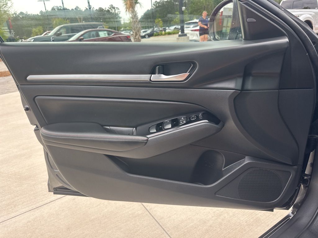 2024 Gun Metallic Nissan Altima 2.5 SR FWD Sedan
