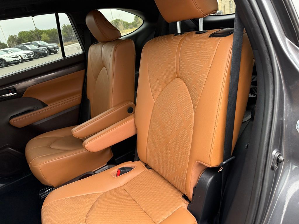 Thumbnail: 2021 Toyota Highlander - 21