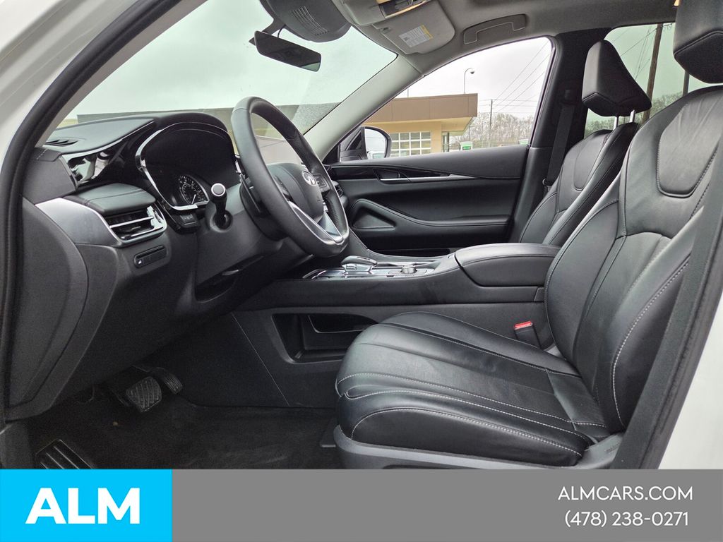 Used 2024 White INFINITI PURE image 4