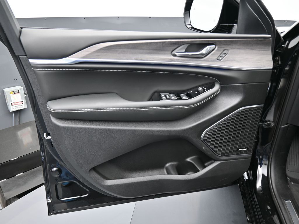 New 2025 Diamond Black Crystal Pearlcoat Jeep Overland image 28