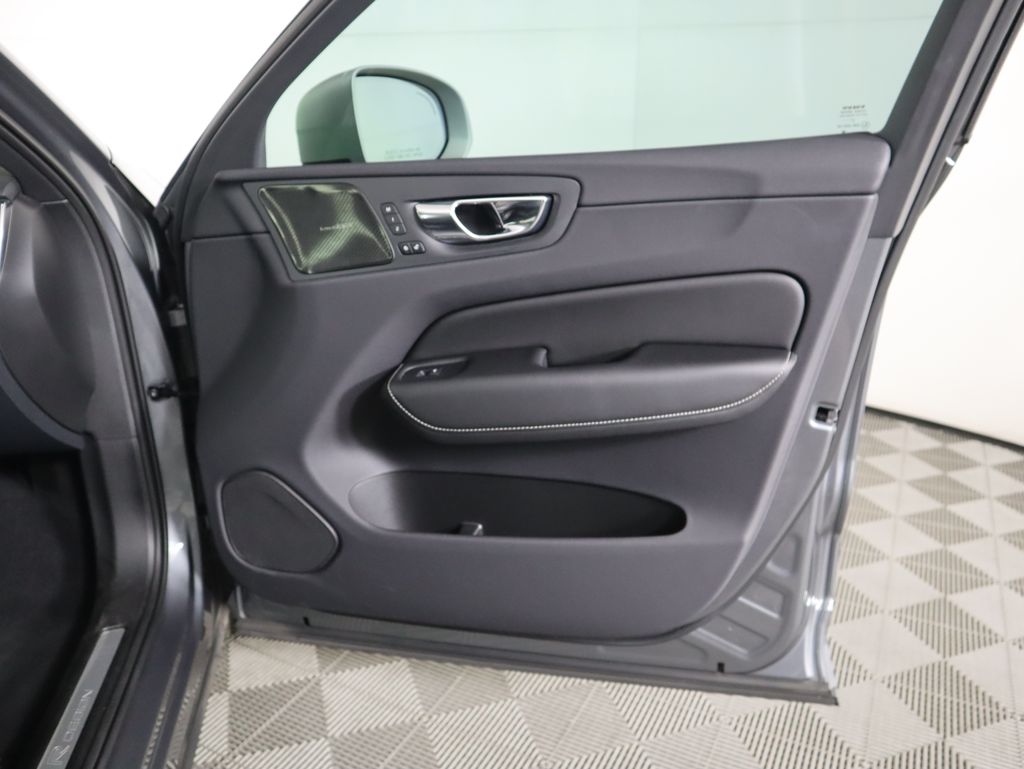 Thumbnail: 2019 Volvo XC60 - 25