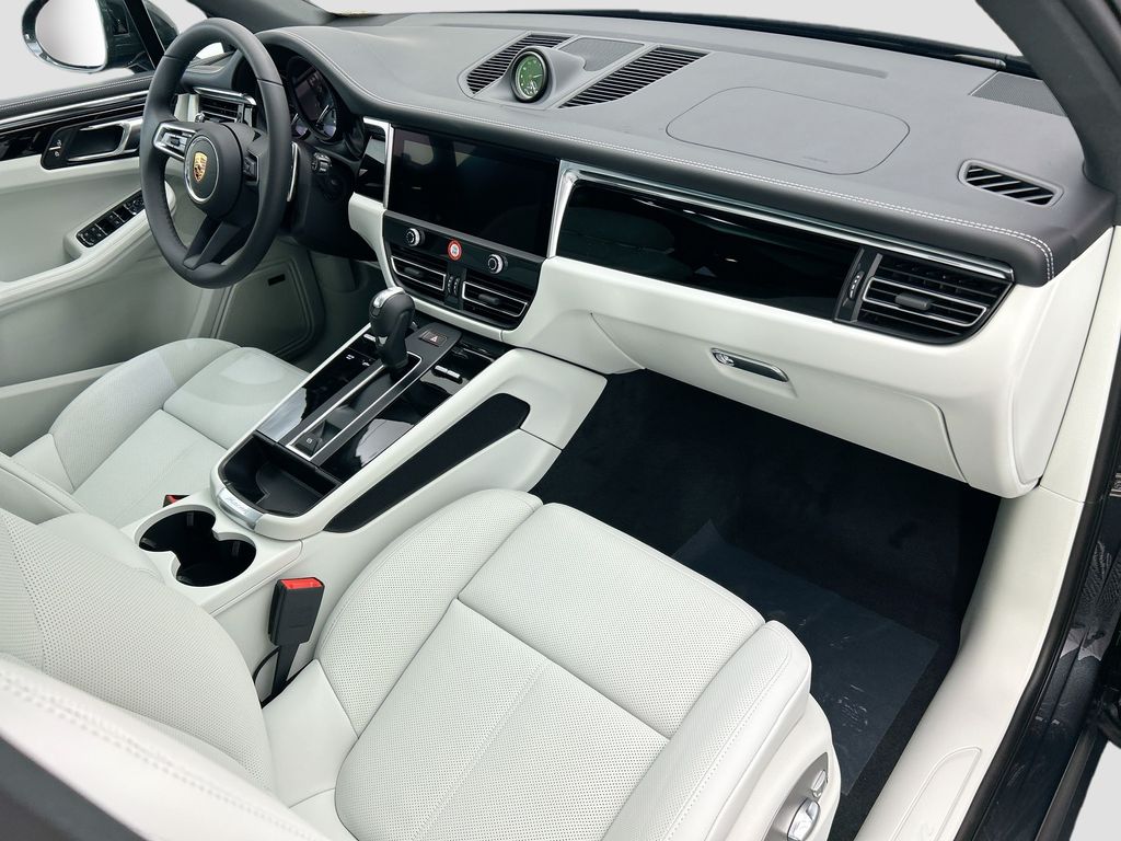Thumbnail: 2026 Porsche Macan - 20