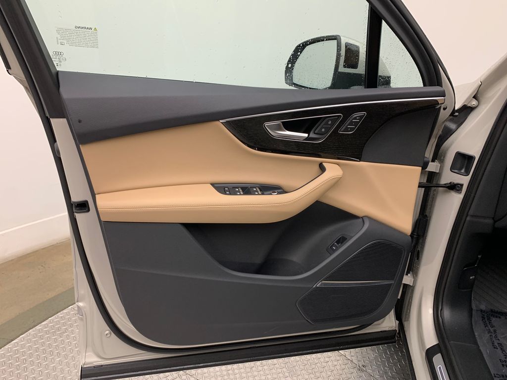 Thumbnail: 2023 Audi Q7 - 21