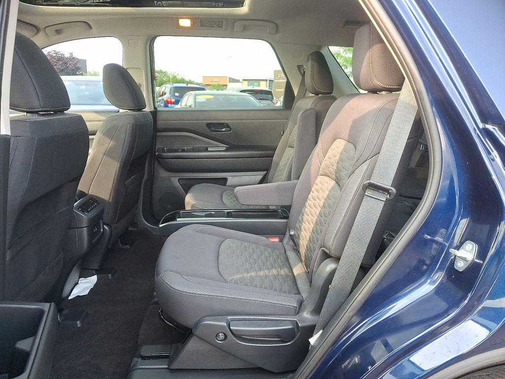 2023 Nissan Pathfinder SV 10