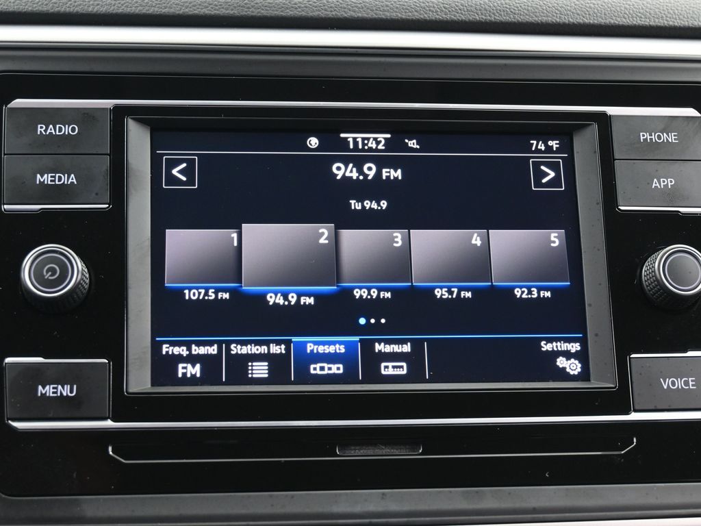 Used 2022 Deep Black Volkswagen 2.0T SE image 22