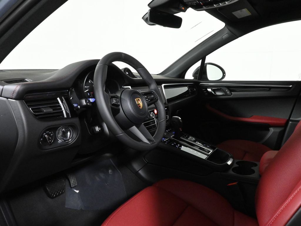 Thumbnail: 2026 Porsche Macan - 4