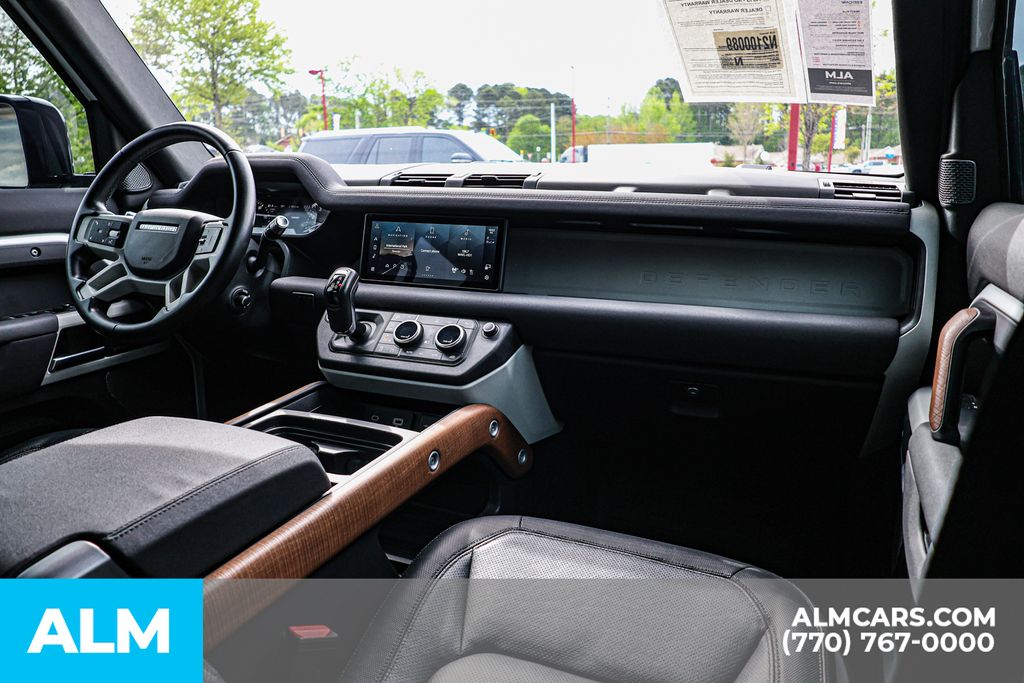 Used 2022 White Land Rover X-Dynamic SE image 28