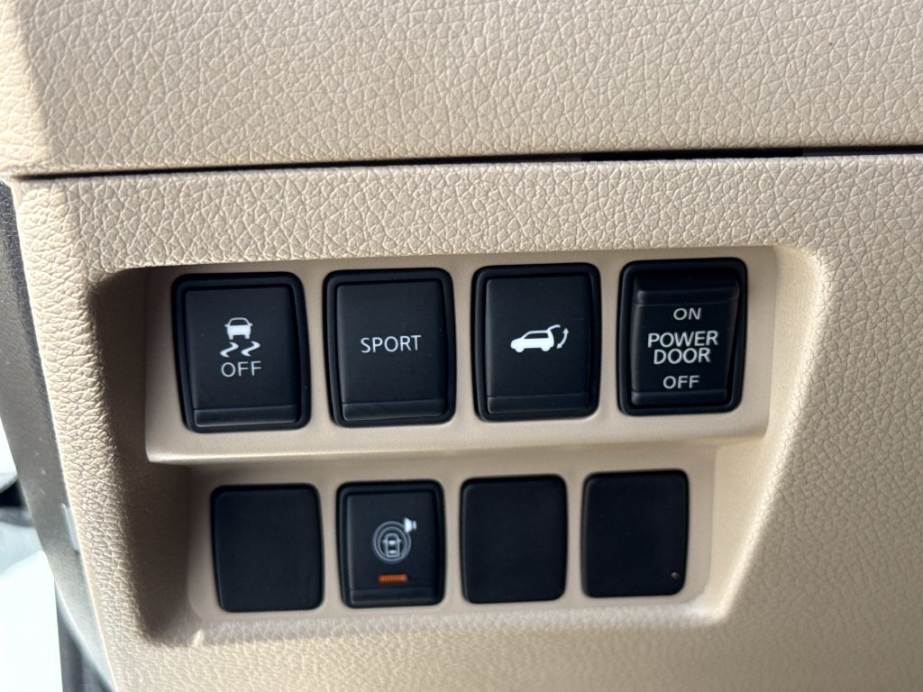 Used 2014 White Nissan SL image 15