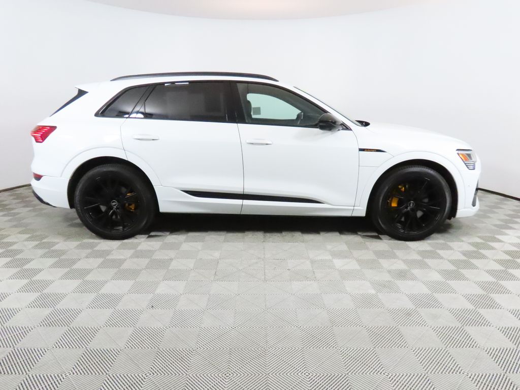 Thumbnail: 2022 Audi e-tron - 6