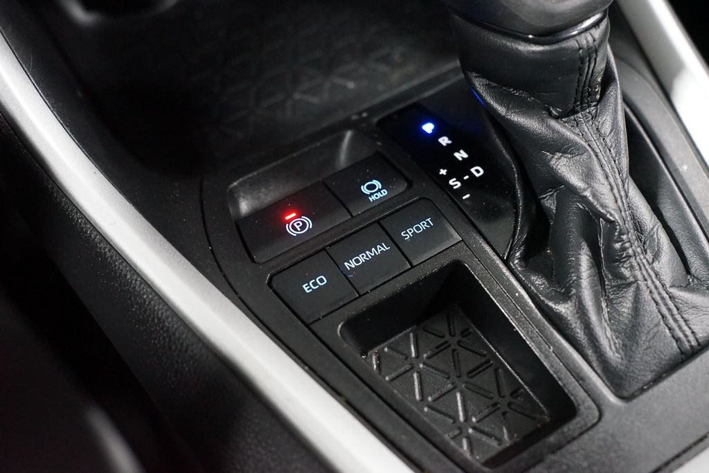 Thumbnail: 2020 Toyota RAV4 - 21