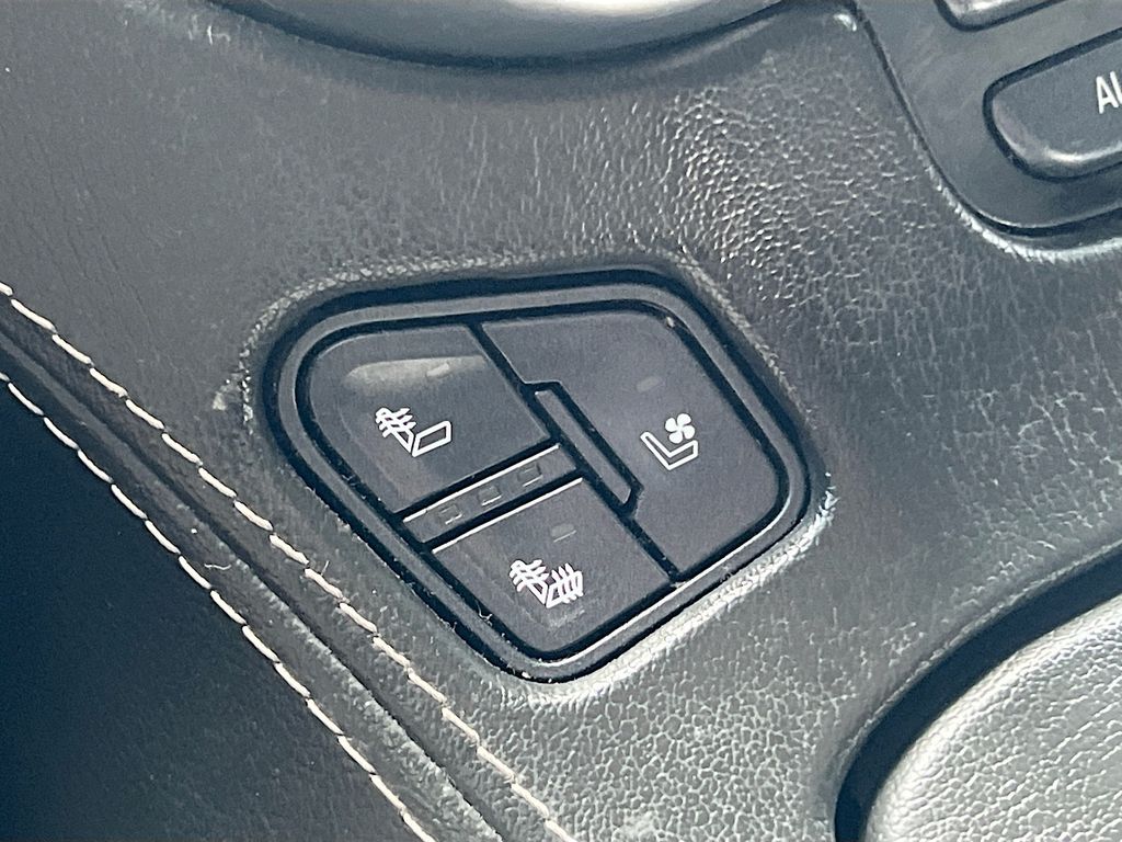 Used 2019 Silver Chevrolet Premier image 21