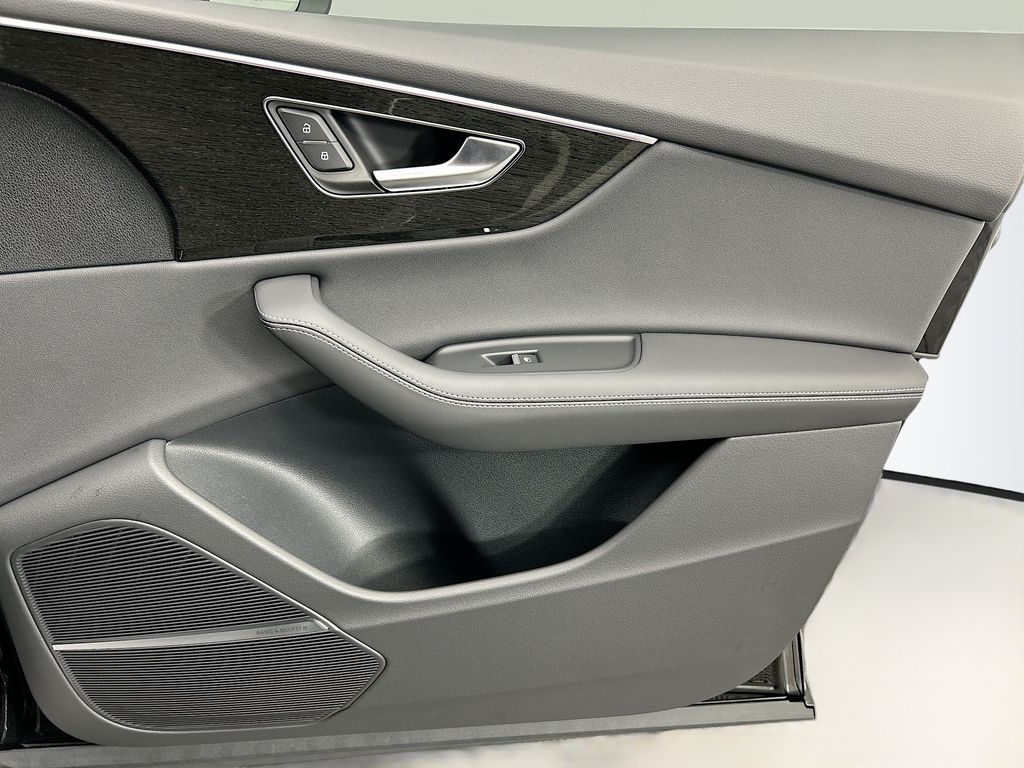 Thumbnail: 2026 Audi Q8 - 24