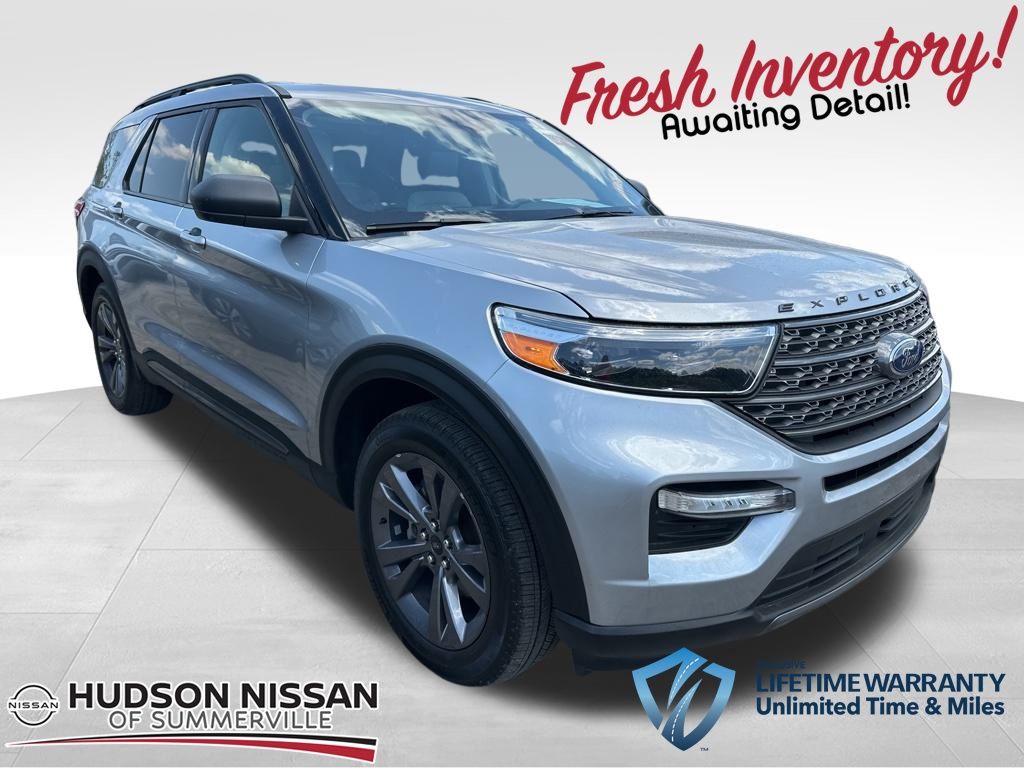 2021 Iconic Silver Metallic Ford Explorer XLT SUV