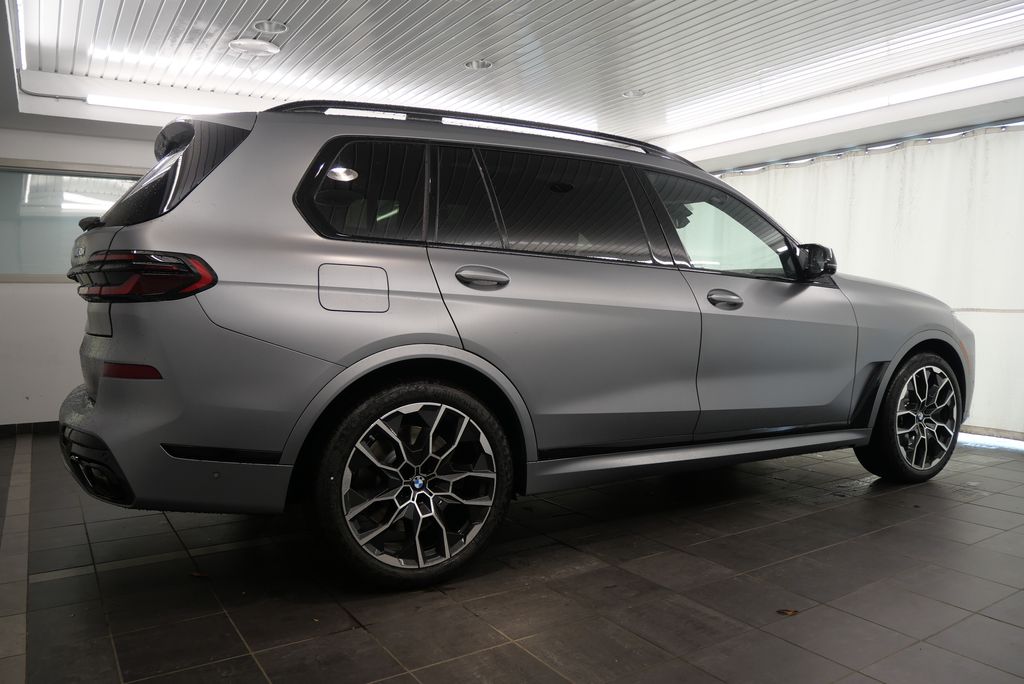 2025 BMW X7 M60i 8