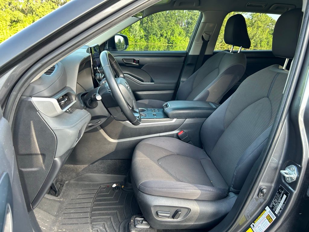 Thumbnail: 2023 Toyota Highlander - 14