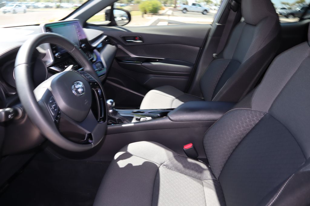 2022 Toyota C-HR XLE 18