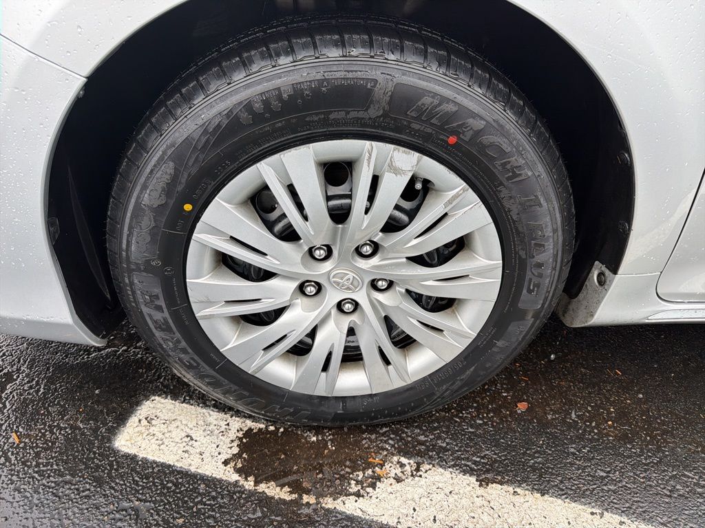 Thumbnail: 2014 Toyota Camry - 10