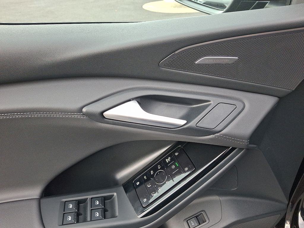 Thumbnail: 2025 Audi Q6 e-tron - 12