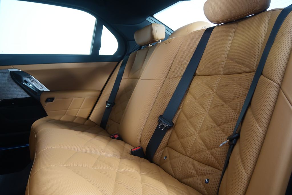 Thumbnail: 2026 BMW 7 Series - 16