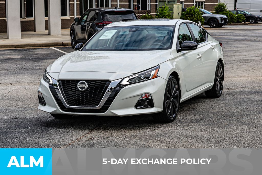 Used 2022 White Nissan 2.5 SR image 3