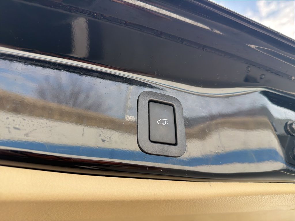 Thumbnail: 2017 Toyota Highlander - 23