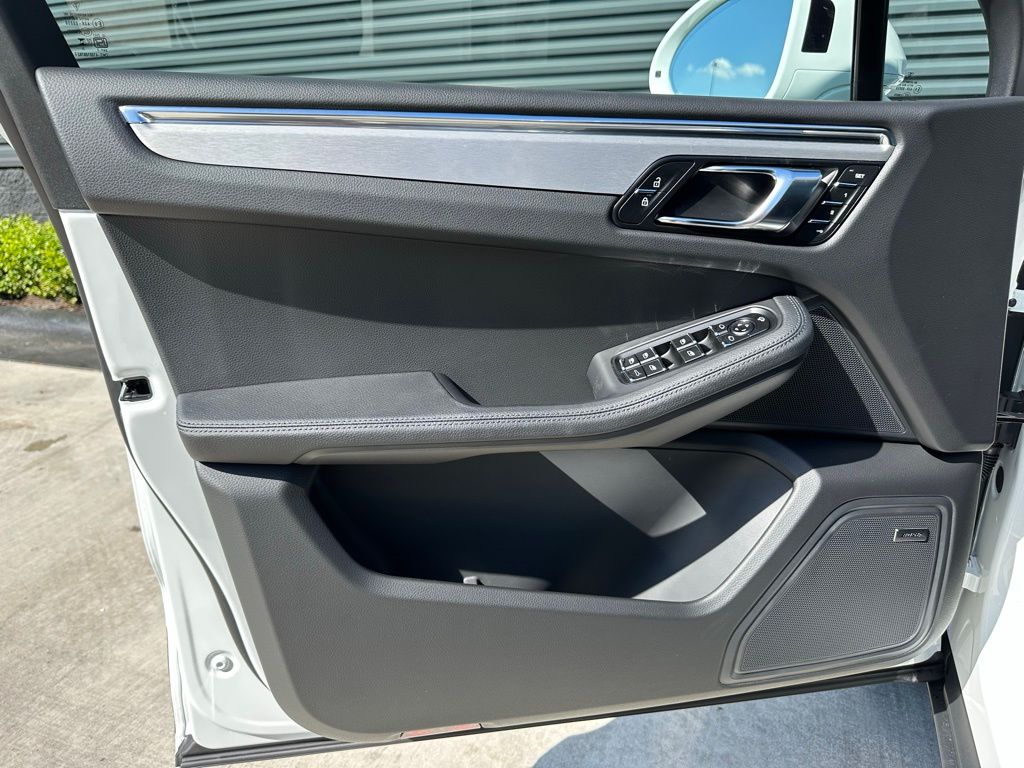 Thumbnail: 2026 Porsche Macan - 18