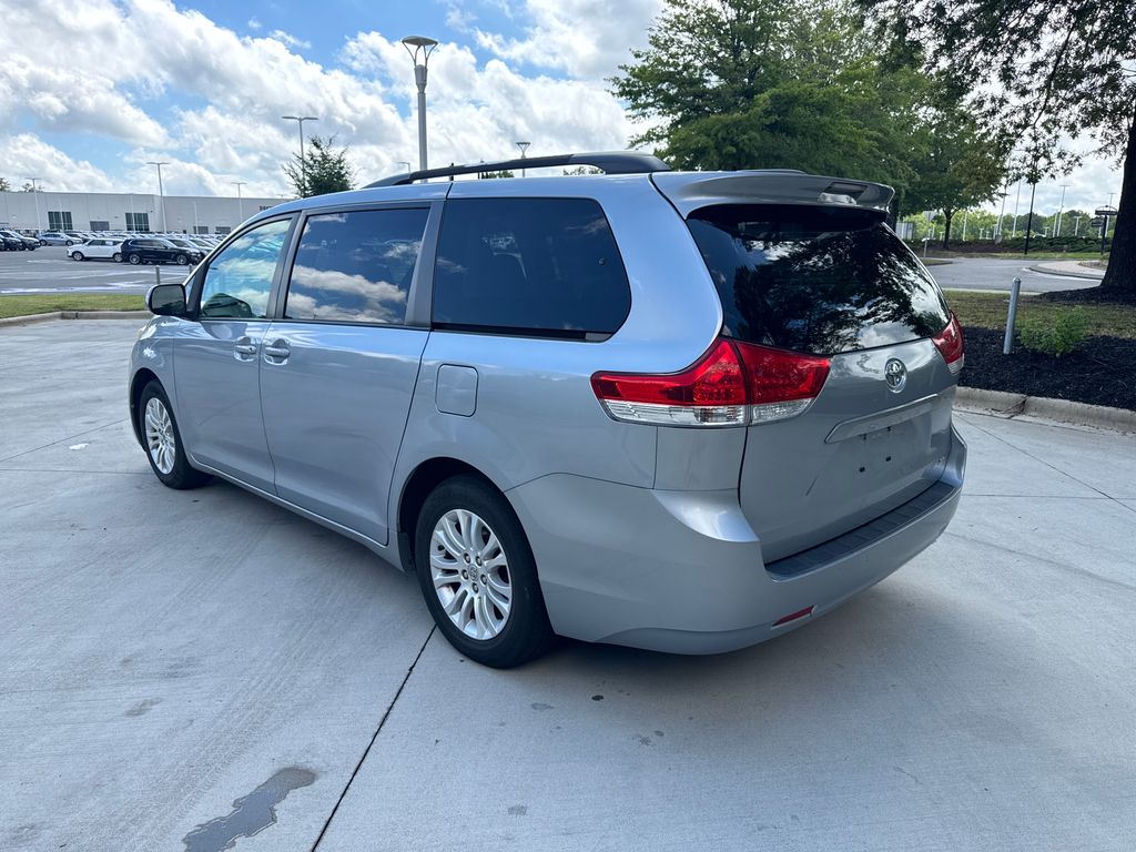 Used 2013 Silver Toyota XLE image 5