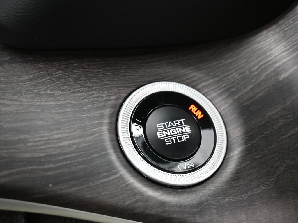 New 2025 Diamond Black Crystal Pearlcoat Jeep Limited image 23