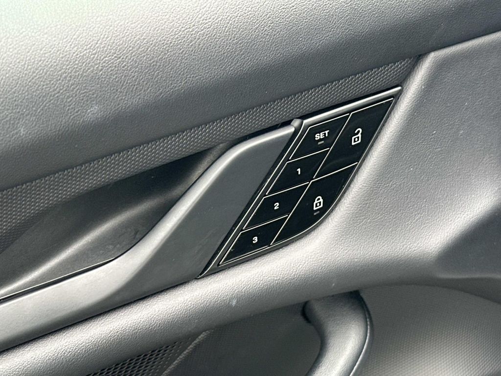 Thumbnail: 2021 Porsche Taycan - 31