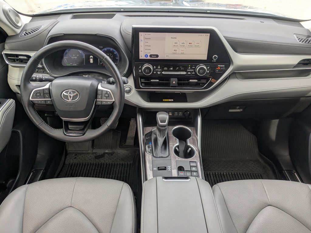 2023 Toyota Highlander Hybrid Platinum