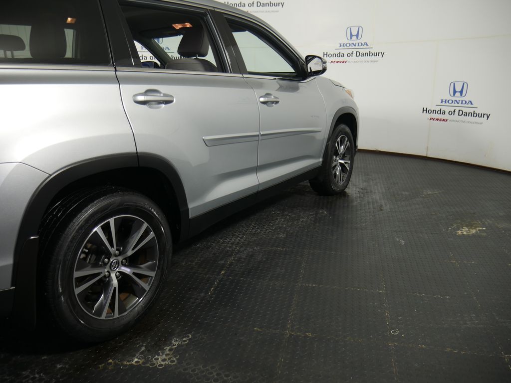 Thumbnail: 2019 Toyota Highlander - 4