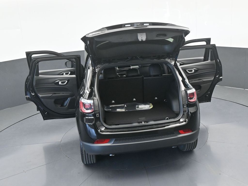 New 2026 diamond black crystal pearlcoat Jeep Latitude image 62