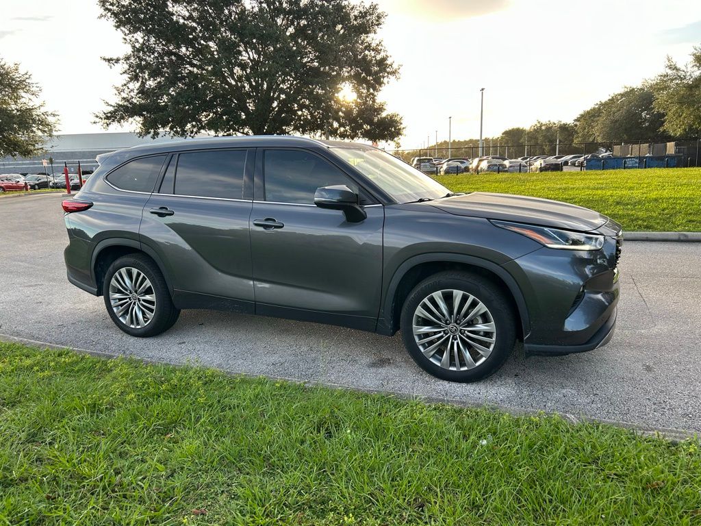Thumbnail: 2022 Toyota Highlander - 7