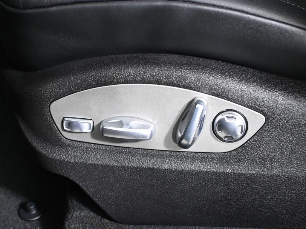 Thumbnail: 2026 Porsche Macan - 31