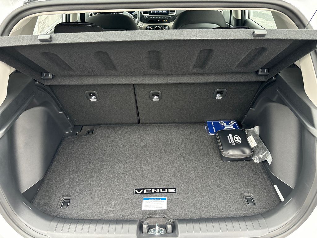 2025 Hyundai Venue SEL - 8