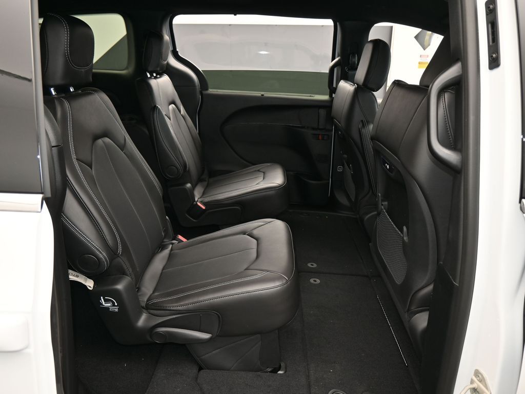 New 2026 Bright White Clearcoat Chrysler Select image 32
