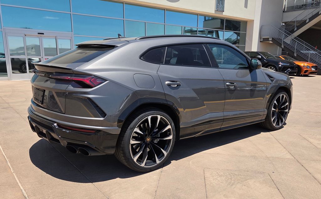 Thumbnail: 2022 Lamborghini Urus - 10