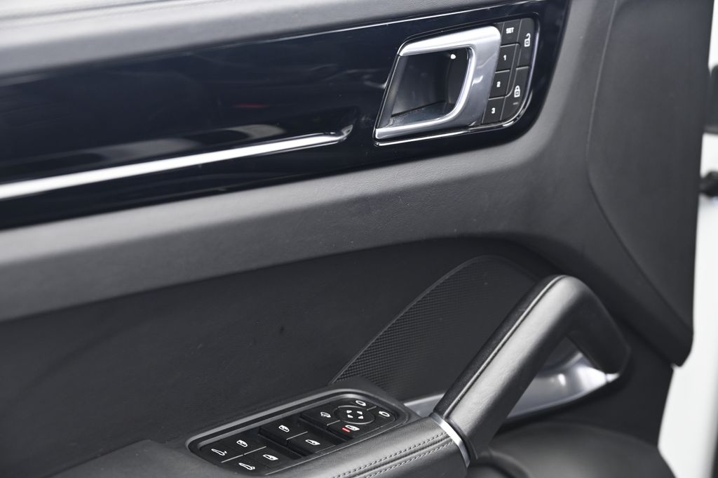 Thumbnail: 2023 Porsche Cayenne - 27
