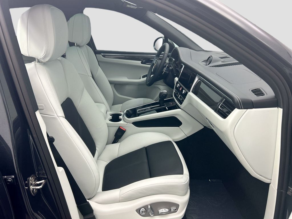 Thumbnail: 2026 Porsche Macan - 22