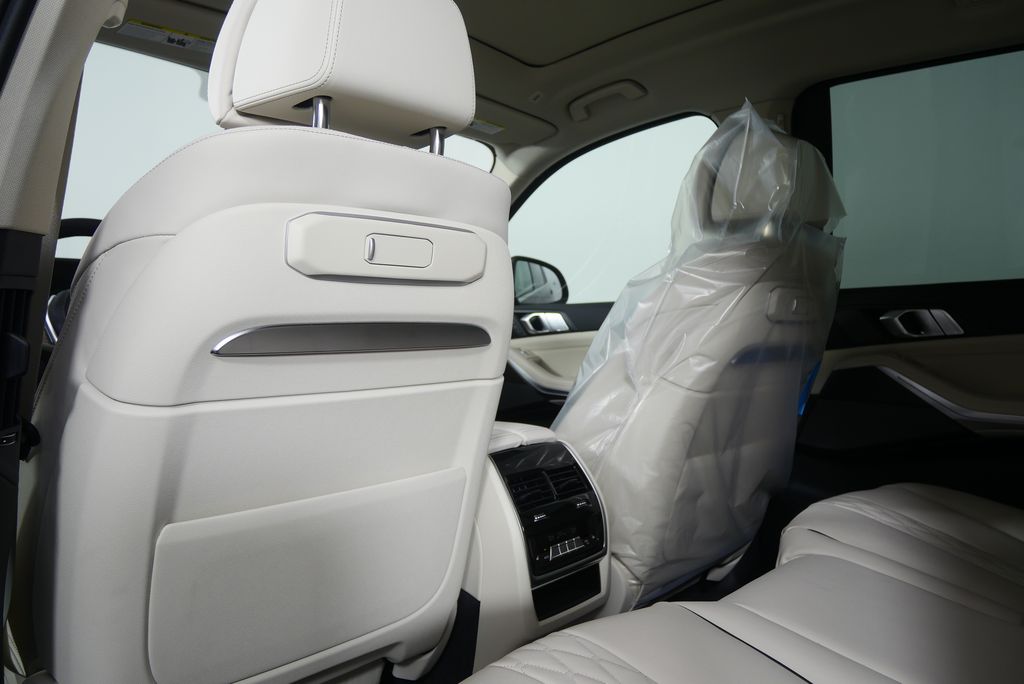 Thumbnail: 2026 BMW X7 - 18