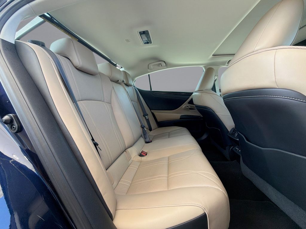 Thumbnail: 2020 Lexus ES - 17