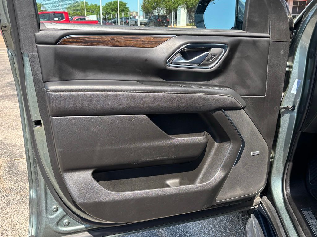 2023 Chevrolet Suburban Premier photo