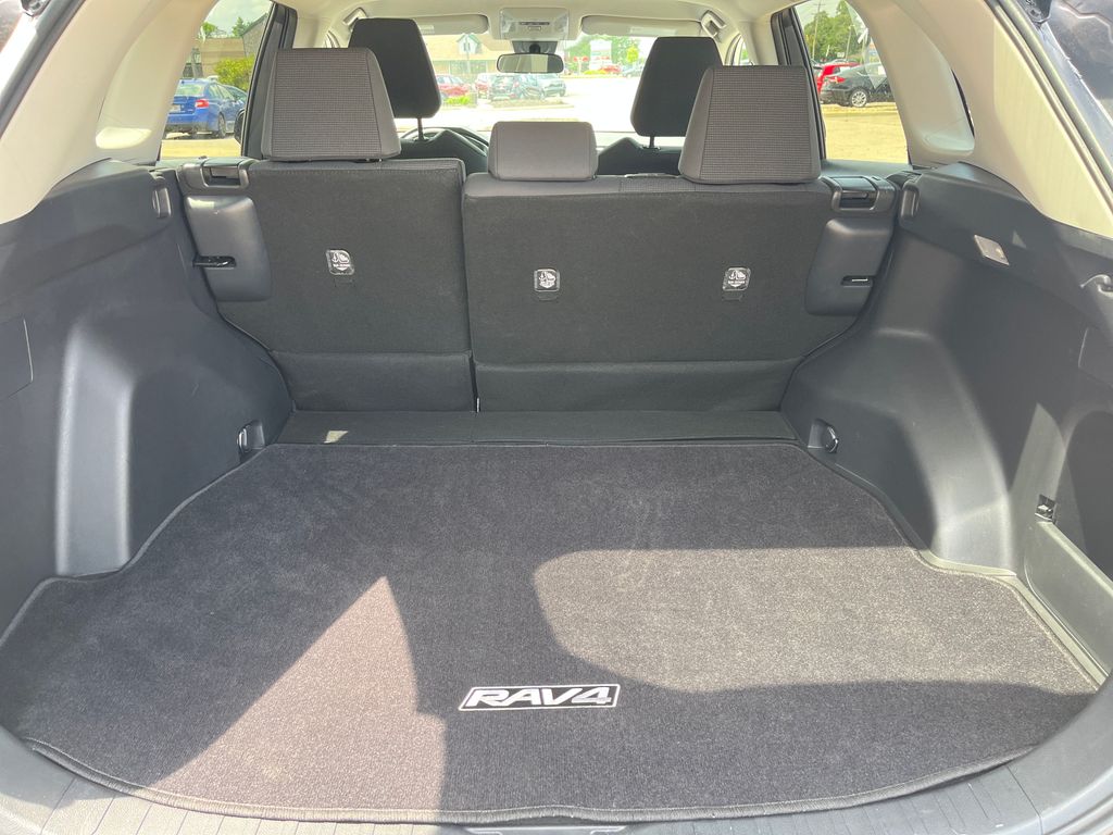 2019 Toyota RAV4 LE photo